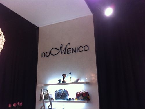 вывеска в интерьере магазина Domenico 