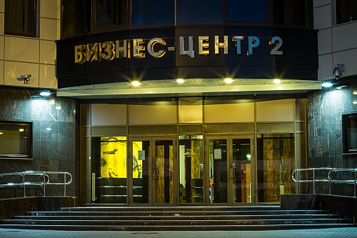 Вывеска из нержавеющей стали на бизнес-центре 