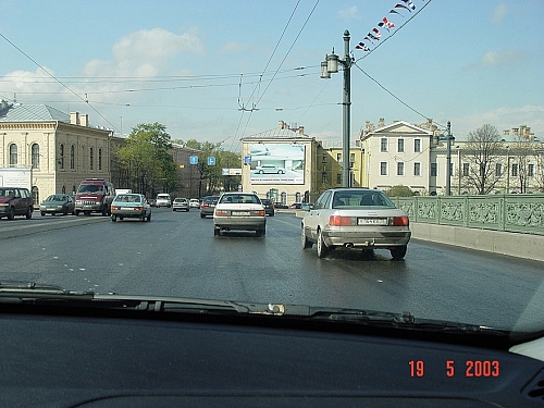 баннер с рекламой автомобиля на ул. Академика Лебедева